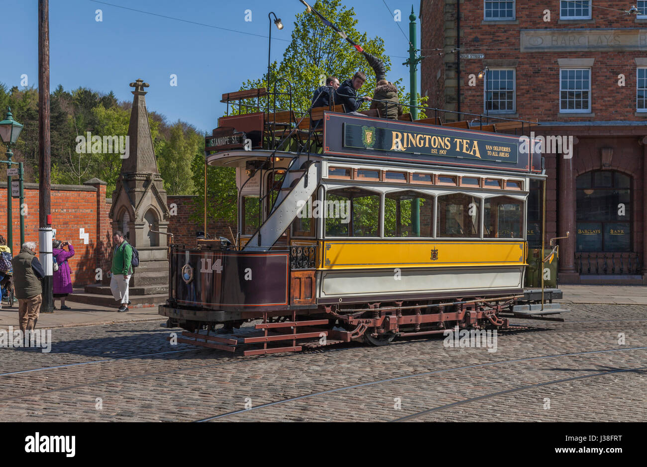 Un tram per le strade di museo Beamish,Co.Durham,l'Inghilterra,UK Foto Stock