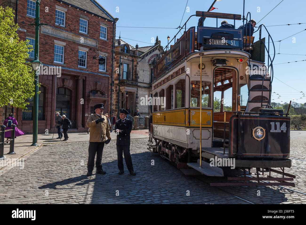 Un tram per le strade di museo Beamish,Co.Durham,l'Inghilterra,UK Foto Stock