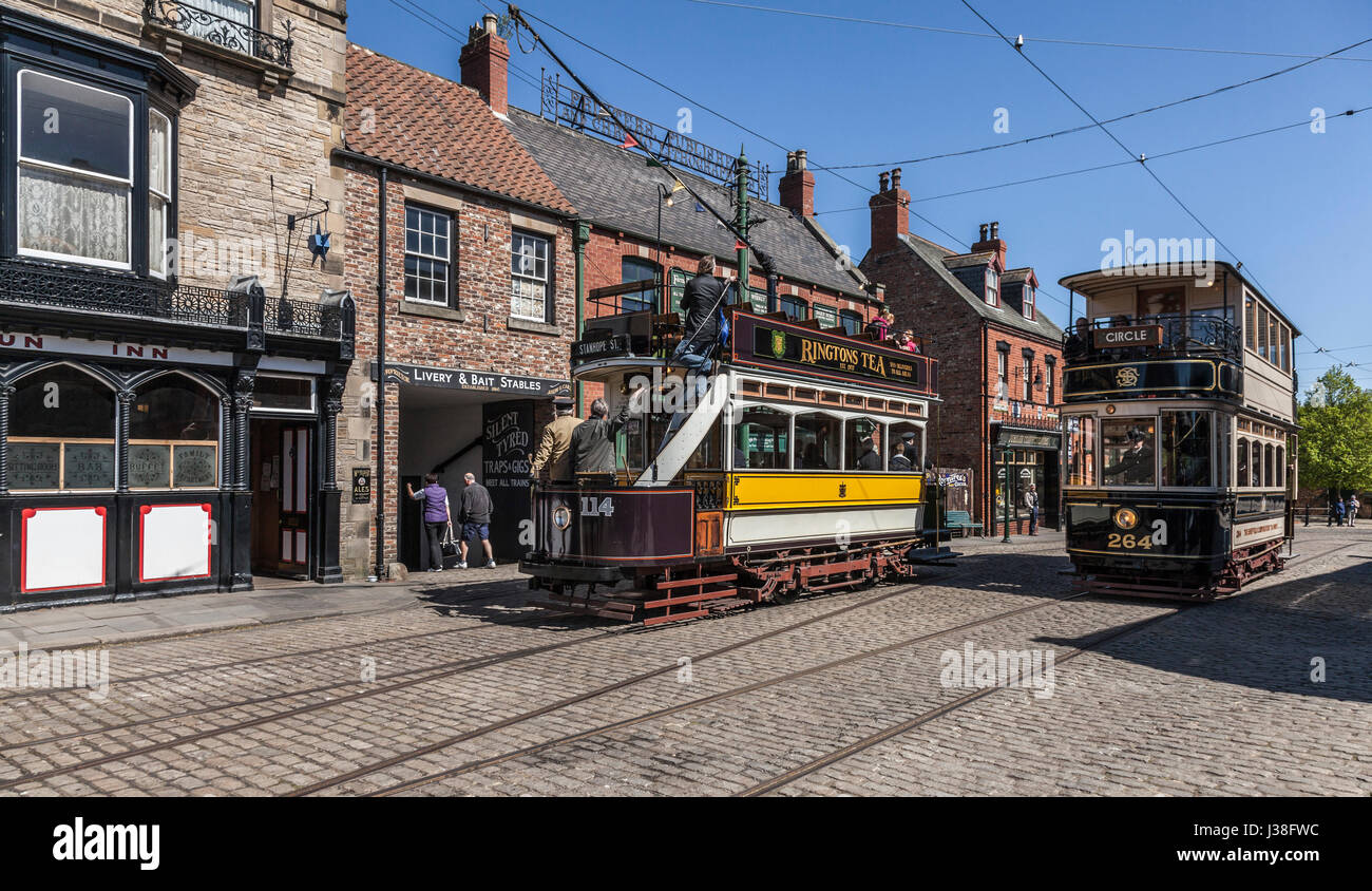 Due tram nelle strade presso il museo Beamish,Co.Durham,l'Inghilterra,UK Foto Stock