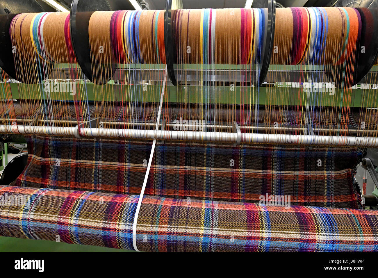 Missoni factory's weaver con fili colorati, a Sumirago, Italia. Foto Stock