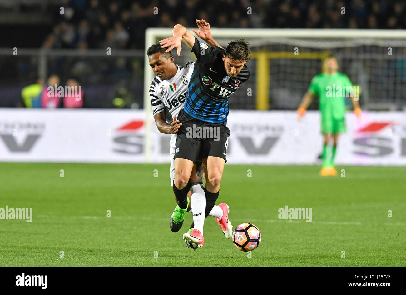 Giocatori di calcio, Byan Cristante e Alex Sandro, in azione per la serie A partita Atanta contro Juventus, a Bergamo. Foto Stock