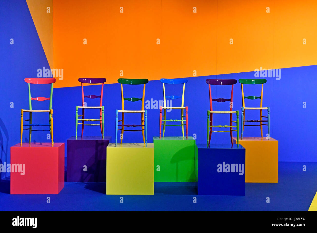 Sedie colorate esposte al Salone Internazionale del Mobile di Milano, Italia. Foto Stock