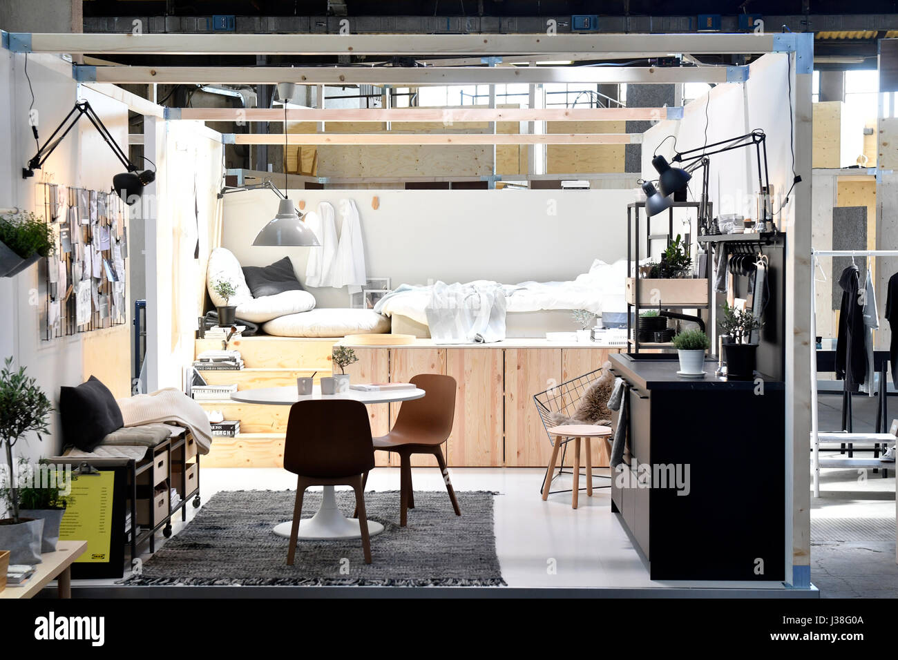 Sedie di design esposte al Salone Internazionale del Mobile di Milano. Foto Stock