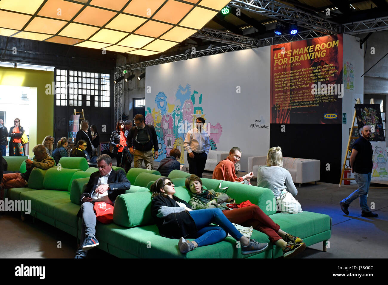 Stand per interni durante il fuori Salone, della fiera internazionale del design, Salone del Mobile, a Milano. Foto Stock
