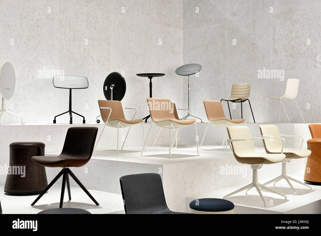 Sedie di design esposte al Salone Internazionale del Mobile di Milano. Foto Stock