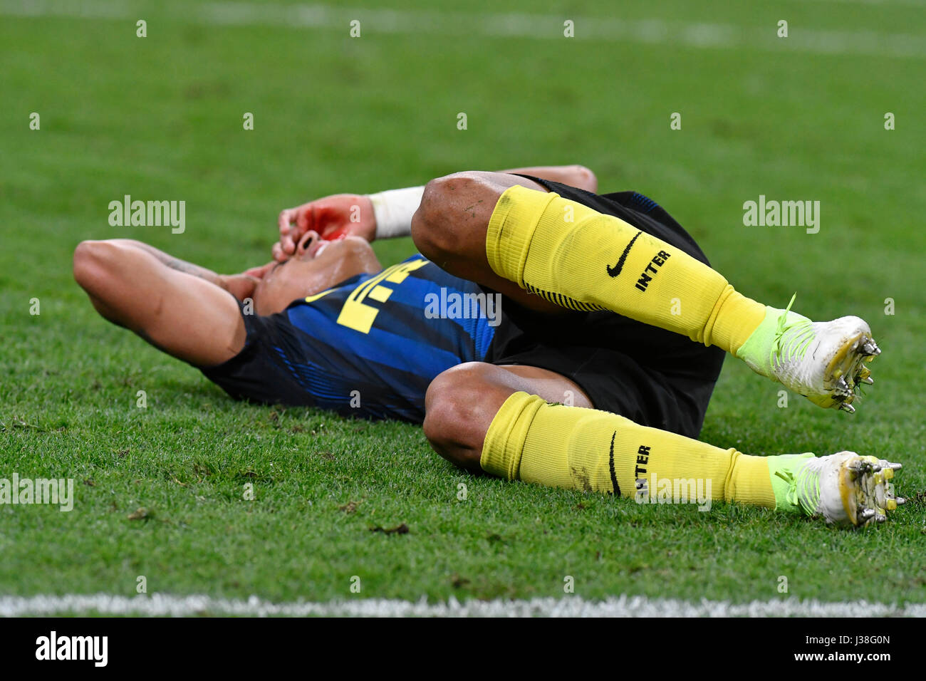 Il calciatore del FC internazionale Jeison Murillo ha ferito la testa allo stadio di calcio di san siro, a Milano. Foto Stock