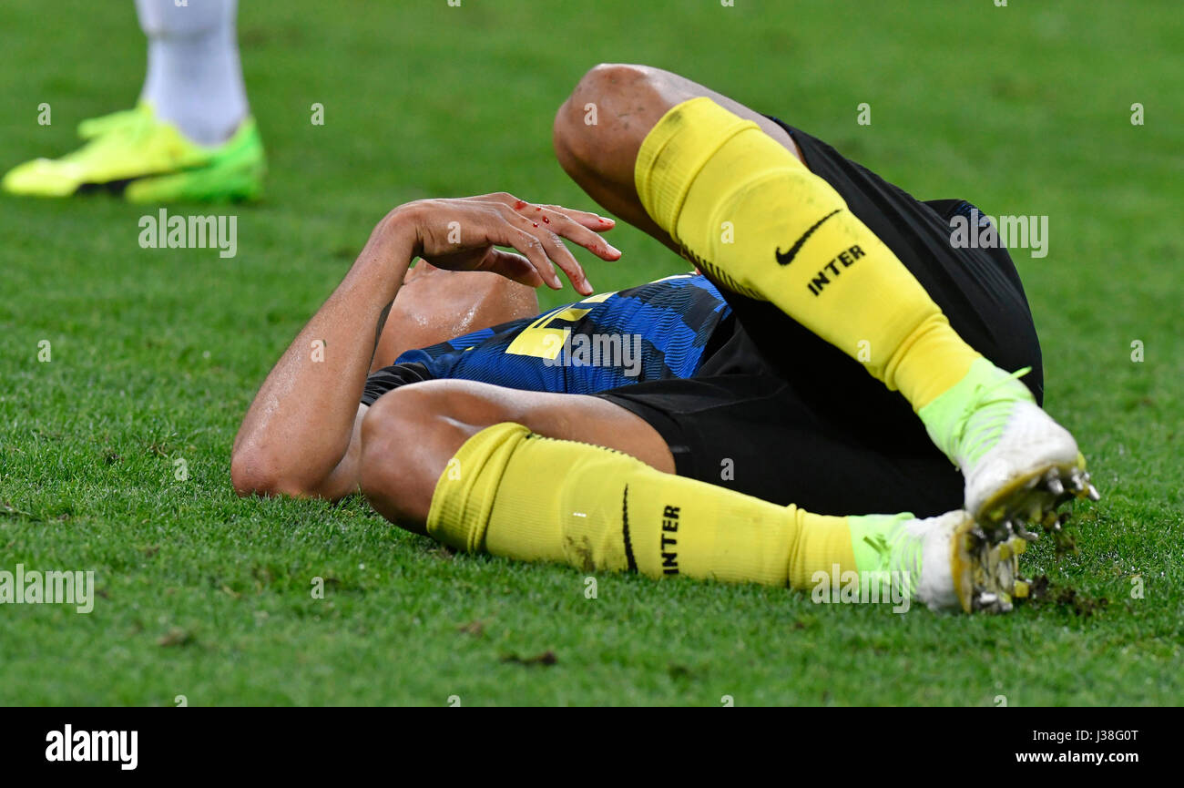 Il calciatore del FC internazionale Jeison Murillo ha ferito la testa allo stadio di calcio di san siro, a Milano. Foto Stock