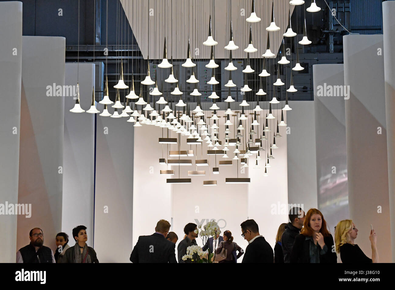 Installazione di luci interne esposte al Salone internazionale del Mobile di Milano, Italia. Foto Stock
