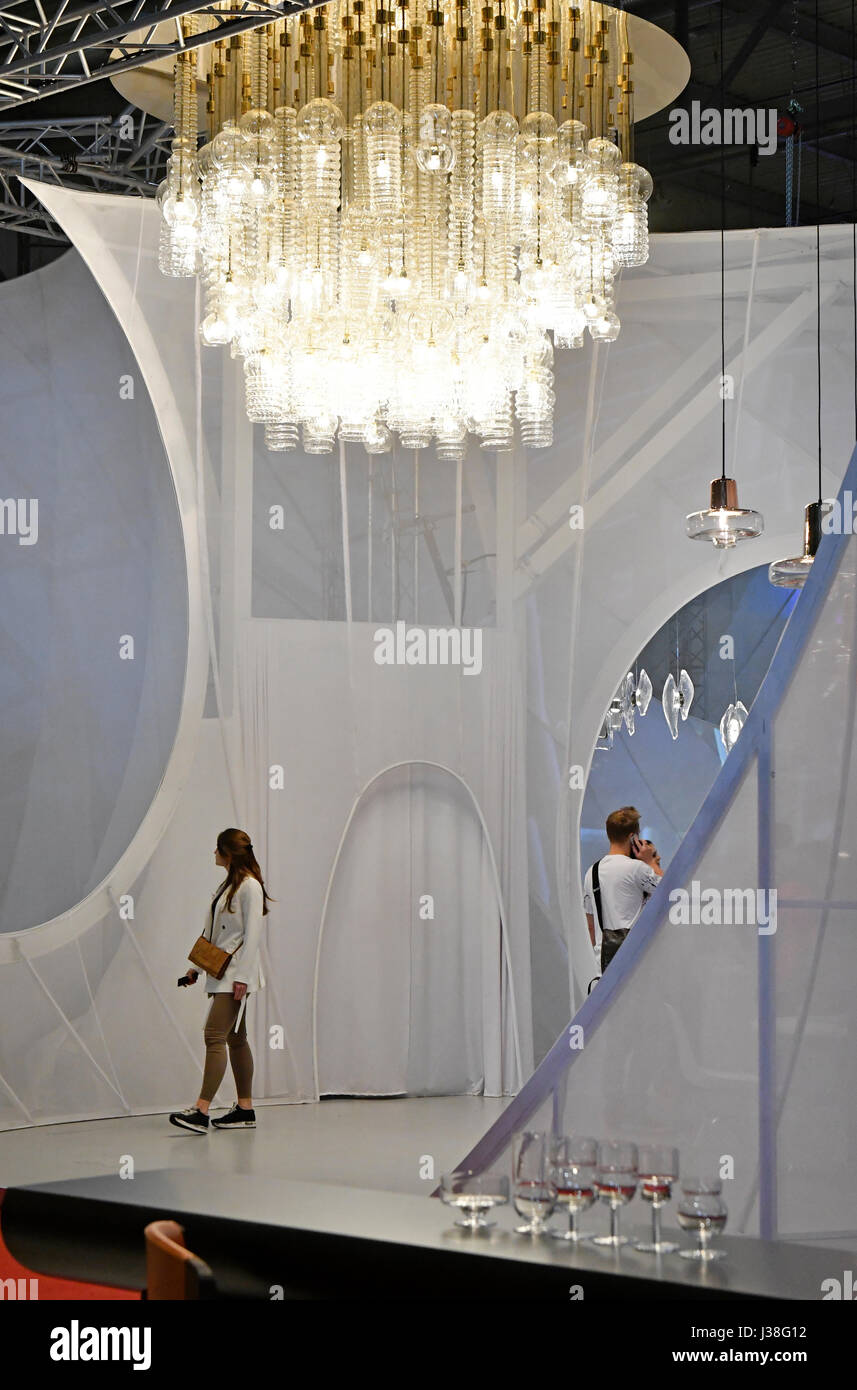 Installazione di luci interne esposte al Salone internazionale del Mobile di Milano, Italia. Foto Stock