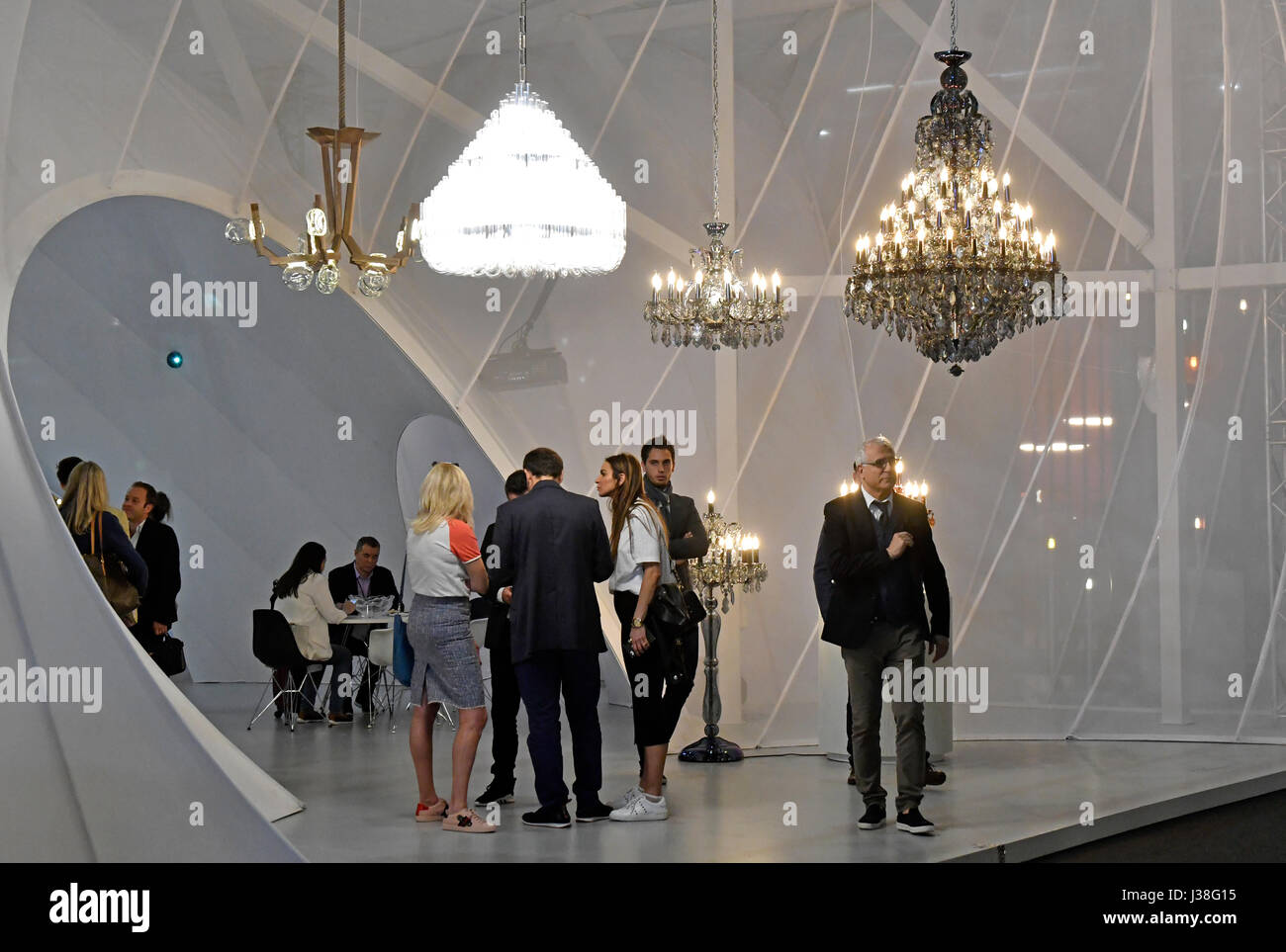 Installazione di luci interne esposte al Salone internazionale del Mobile di Milano, Italia. Foto Stock