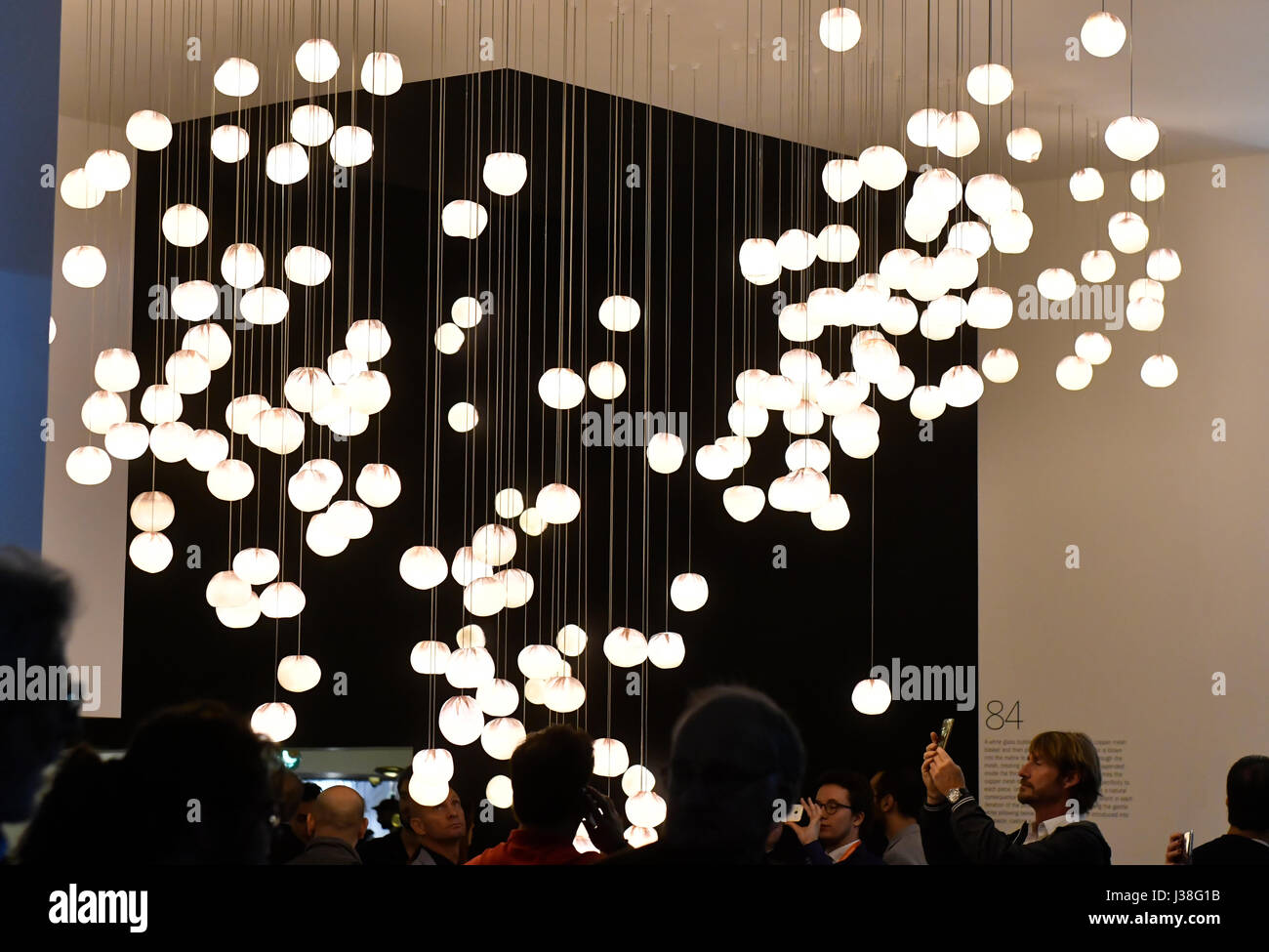 Installazione di luci interne esposte al Salone internazionale del Mobile di Milano, Italia. Foto Stock