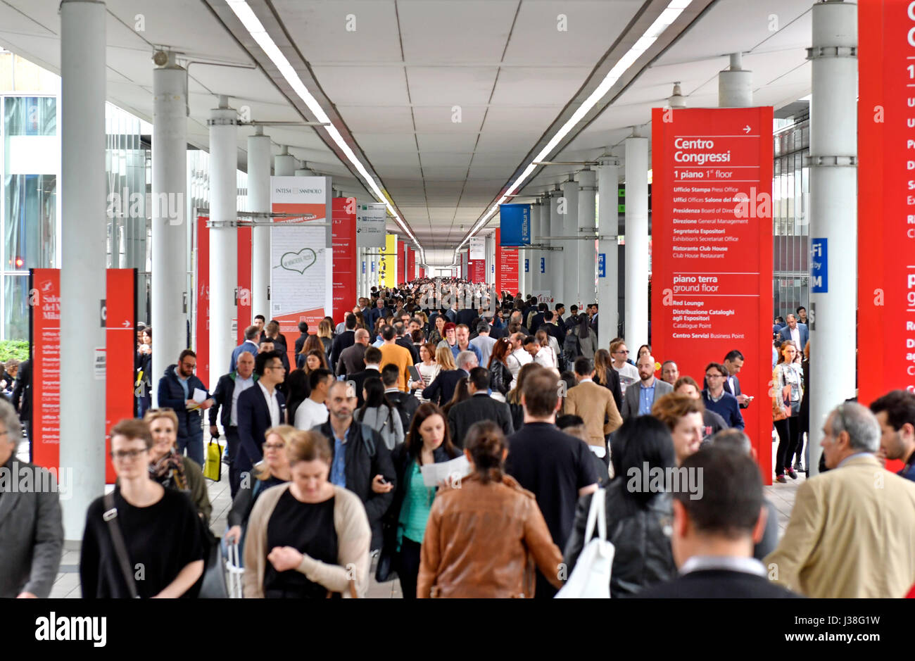 Folla di visitatori entrare alla fiera internazionale Salone del Mobile, durante l annuale Settimana del design a Rho Fiera di Milano, Italia. Foto Stock