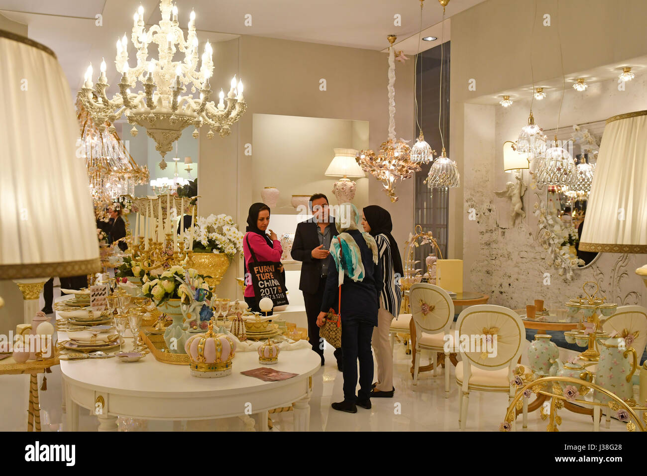 Il design dell'illuminazione d'interni è esposto alla fiera internazionale del design, Salone del Mobile, a Rho fiera, Milano. Foto Stock