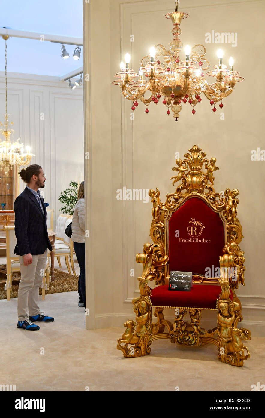 Il design dell'illuminazione d'interni è esposto alla fiera internazionale del design, Salone del Mobile, a Rho fiera, Milano. Foto Stock