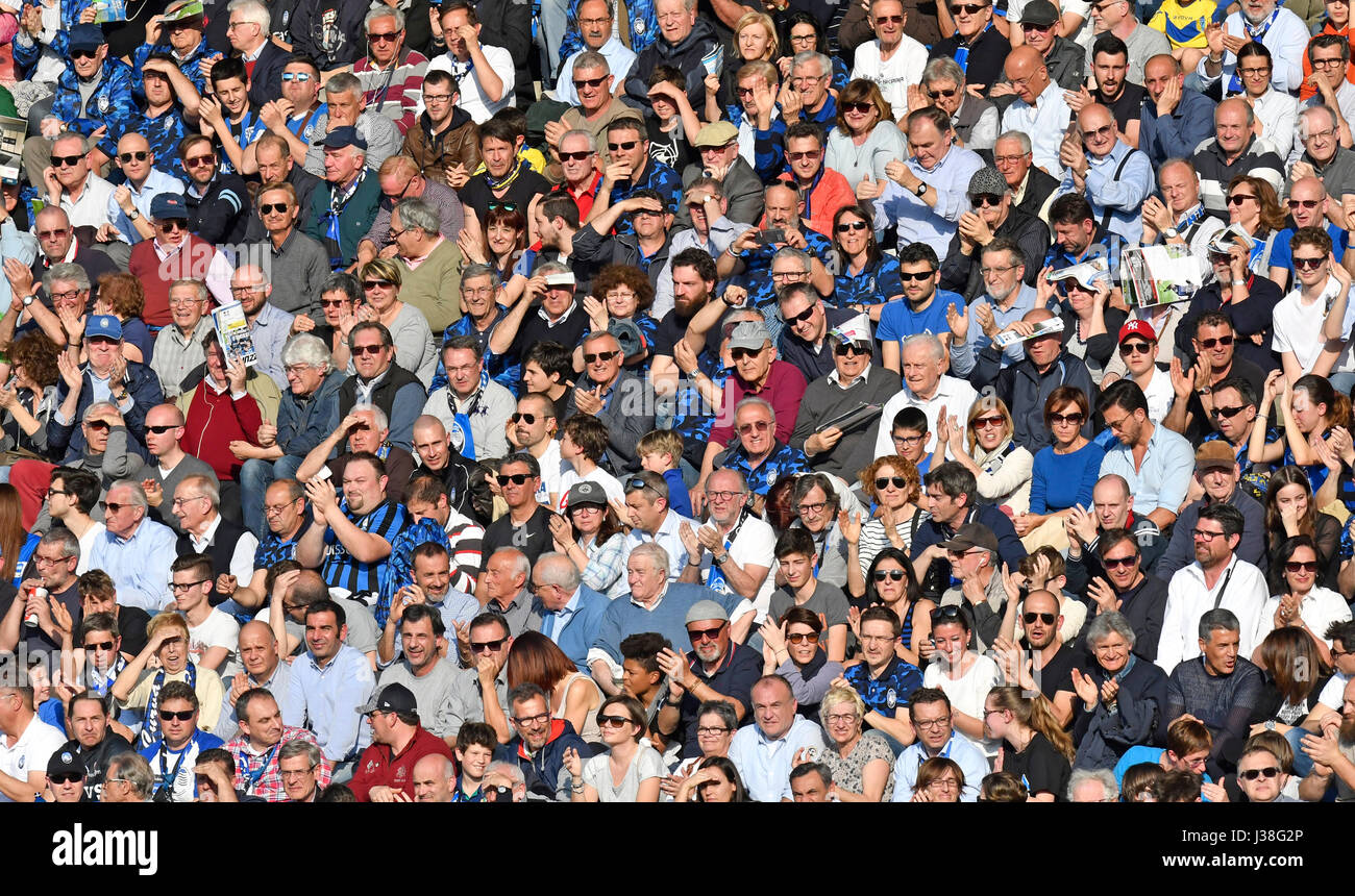 I tifosi di calcio di Atalanta che si acclamano allo stadio di Bergamo, Italia. Foto Stock