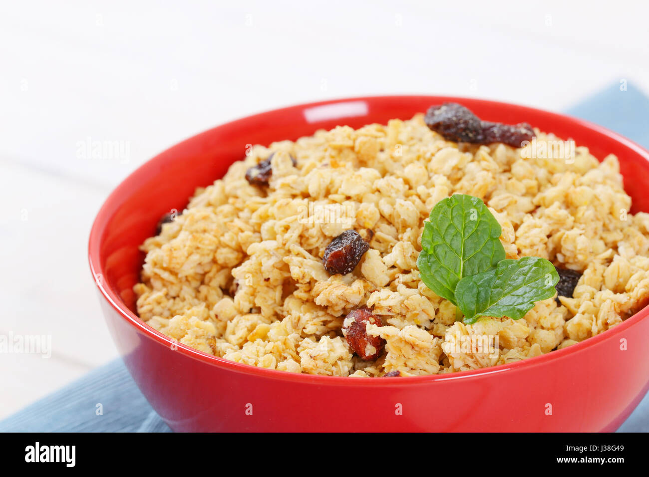 Ciotola di muesli con uvetta e nocciole - close up Foto Stock