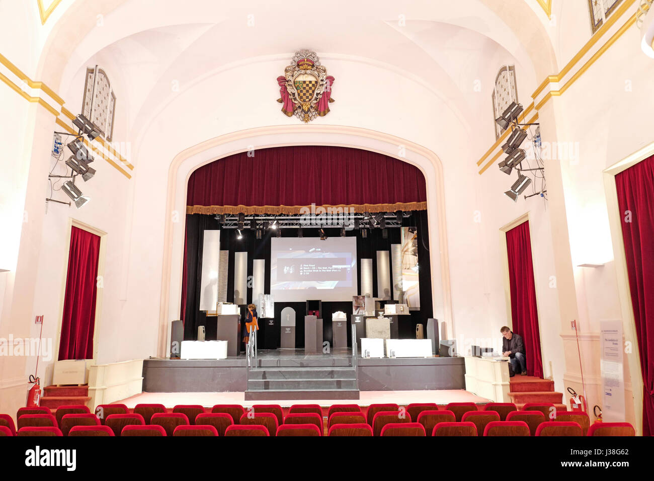 Il teatro storico di Palazzo Litta è aperto a mostre di design durante la fiera internazionale del design, Salone del Mobile, a Milano. Foto Stock