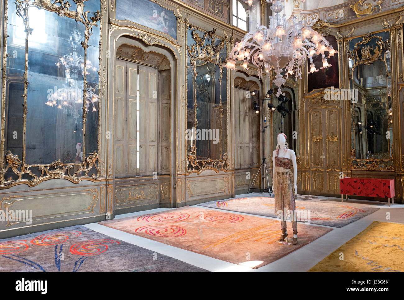 Installazioni di design artistico presso lo storico Palazzo Litta durante il Salone fuori, per la fiera internazionale del design Salone del Mobile. Foto Stock