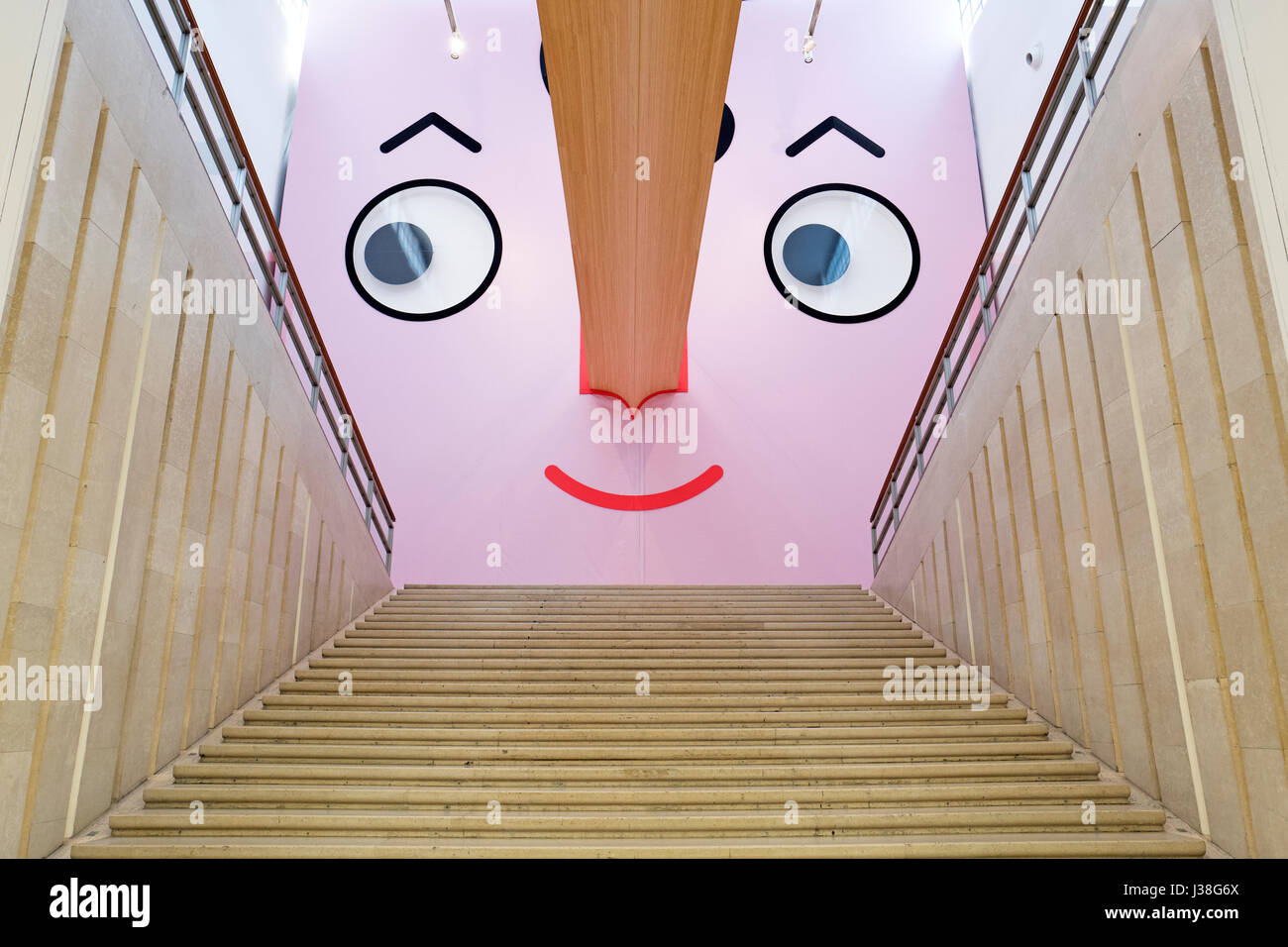 Pinocchio arte di installazione al palazzo della Triennale, durante il design internazionale equo, Salone del Mobile di Milano, Italia. Foto Stock