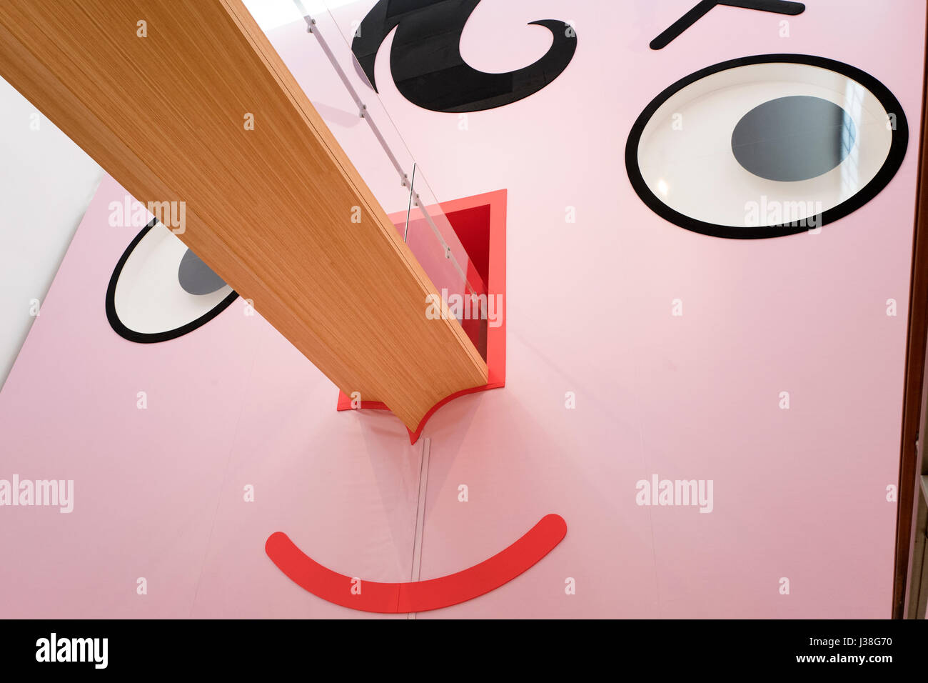 Pinocchio arte di installazione al palazzo della Triennale, durante il design internazionale equo, Salone del Mobile di Milano, Italia. Foto Stock