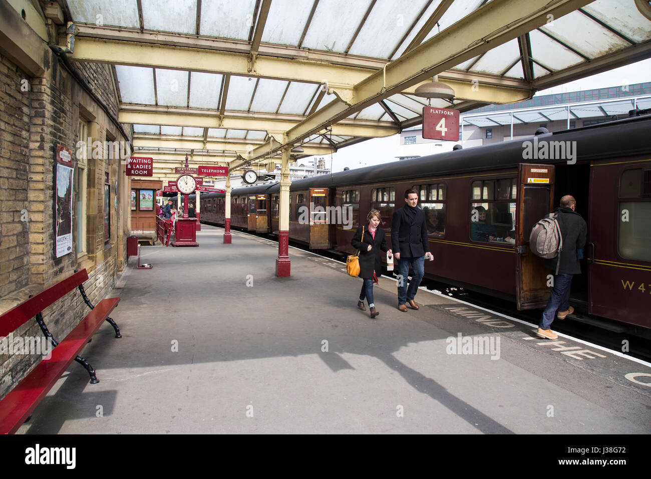 Tradizionale British Rail Station a Keighley Foto Stock