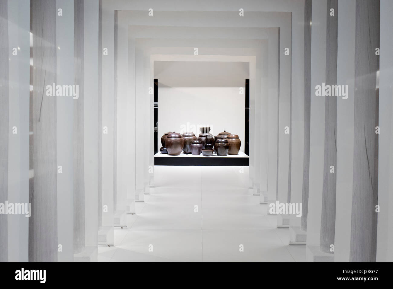 Vasi in porcellana esposti alla fiera internazionale del design, Salone del Mobile, a Milano. Foto Stock