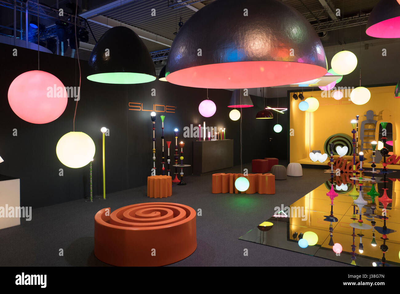 Installazione di luci interne esposte al Salone internazionale del Mobile di Milano, Italia. Foto Stock