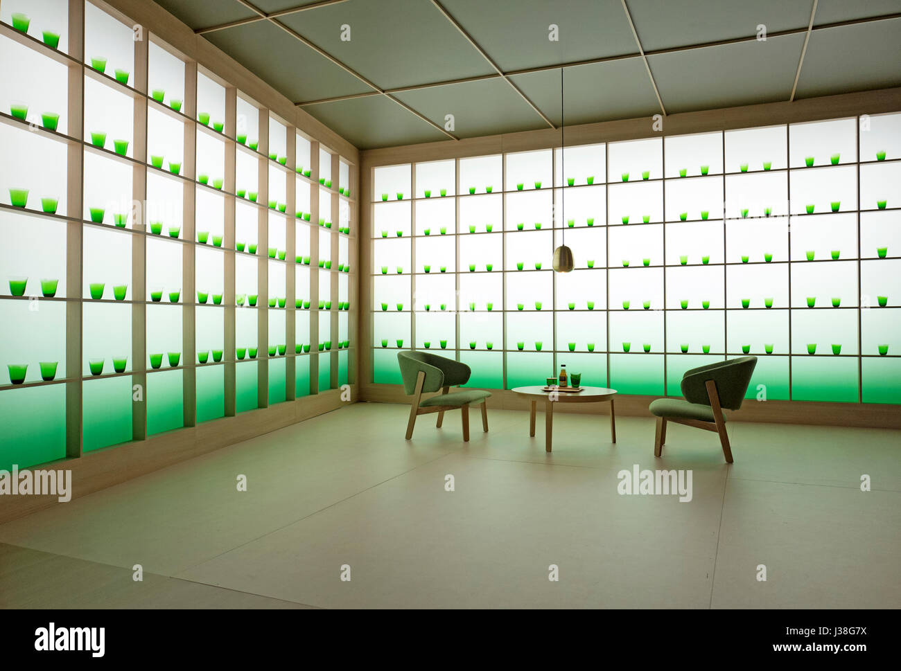 Sedie di design esposte al Salone Internazionale del Mobile di Milano. Foto Stock