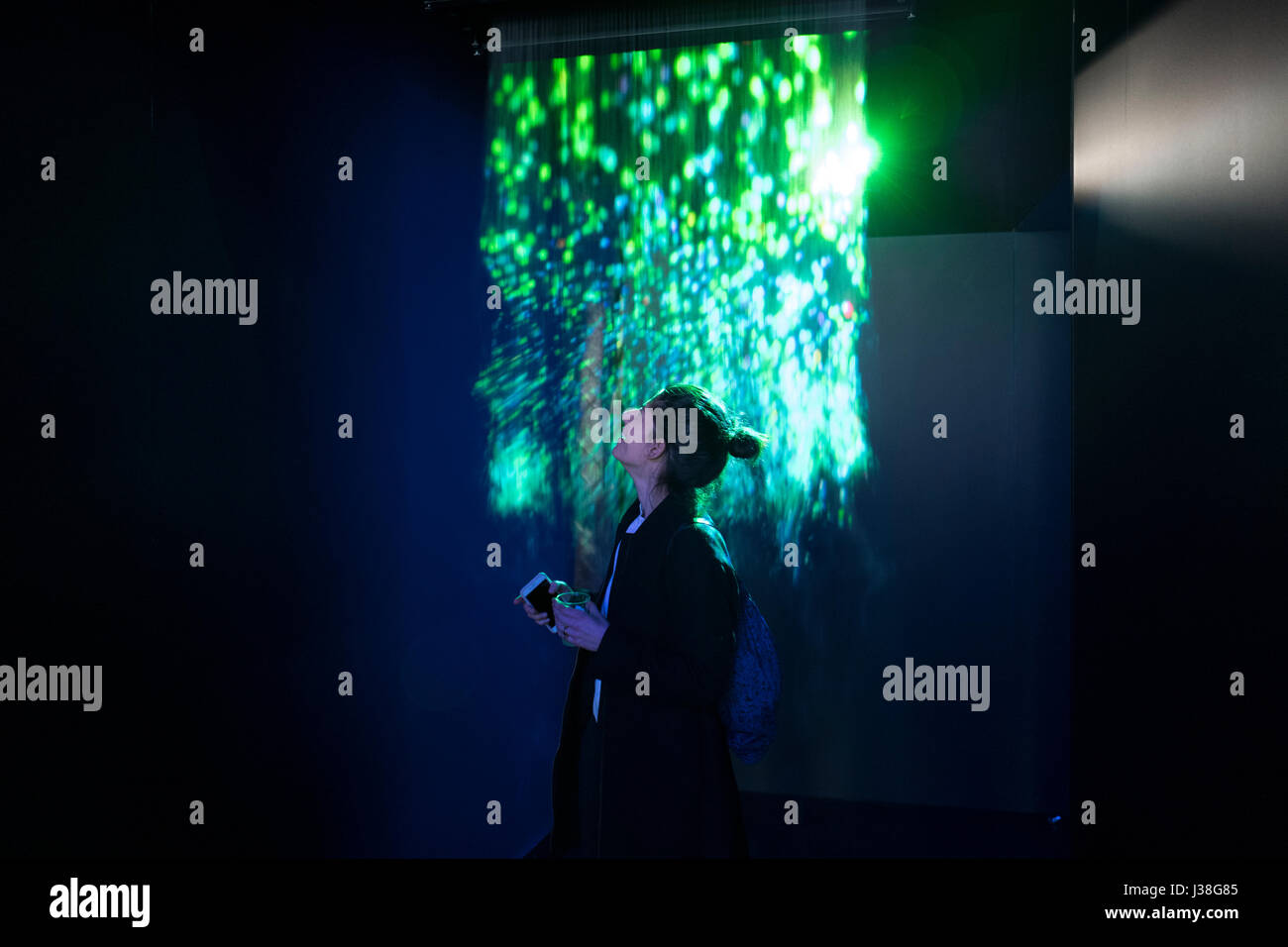 Installazione di luci interne esposte al Salone internazionale del Mobile di Milano, Italia. Foto Stock