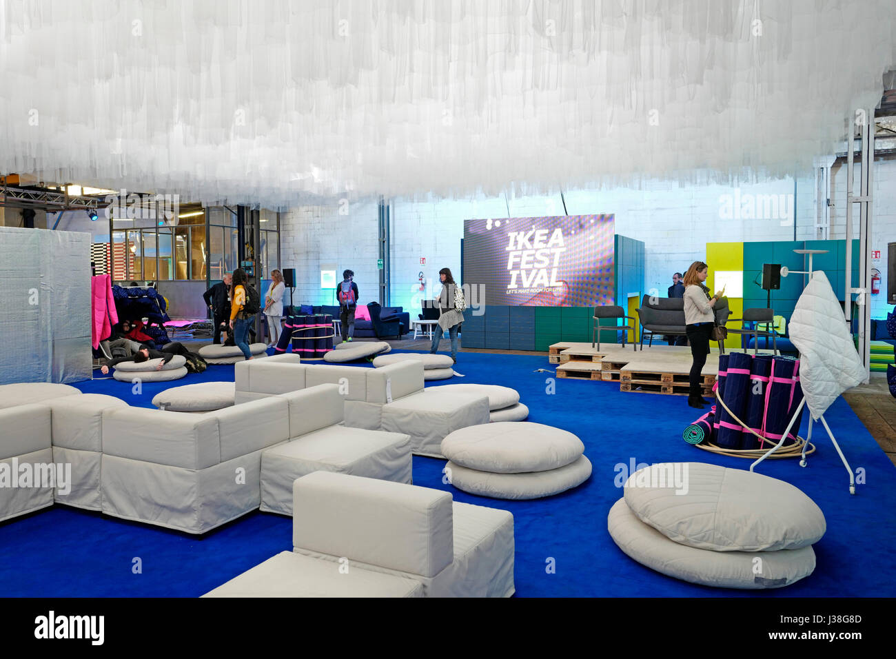 Sedie di design esposte al Salone Internazionale del Mobile di Milano. Foto Stock