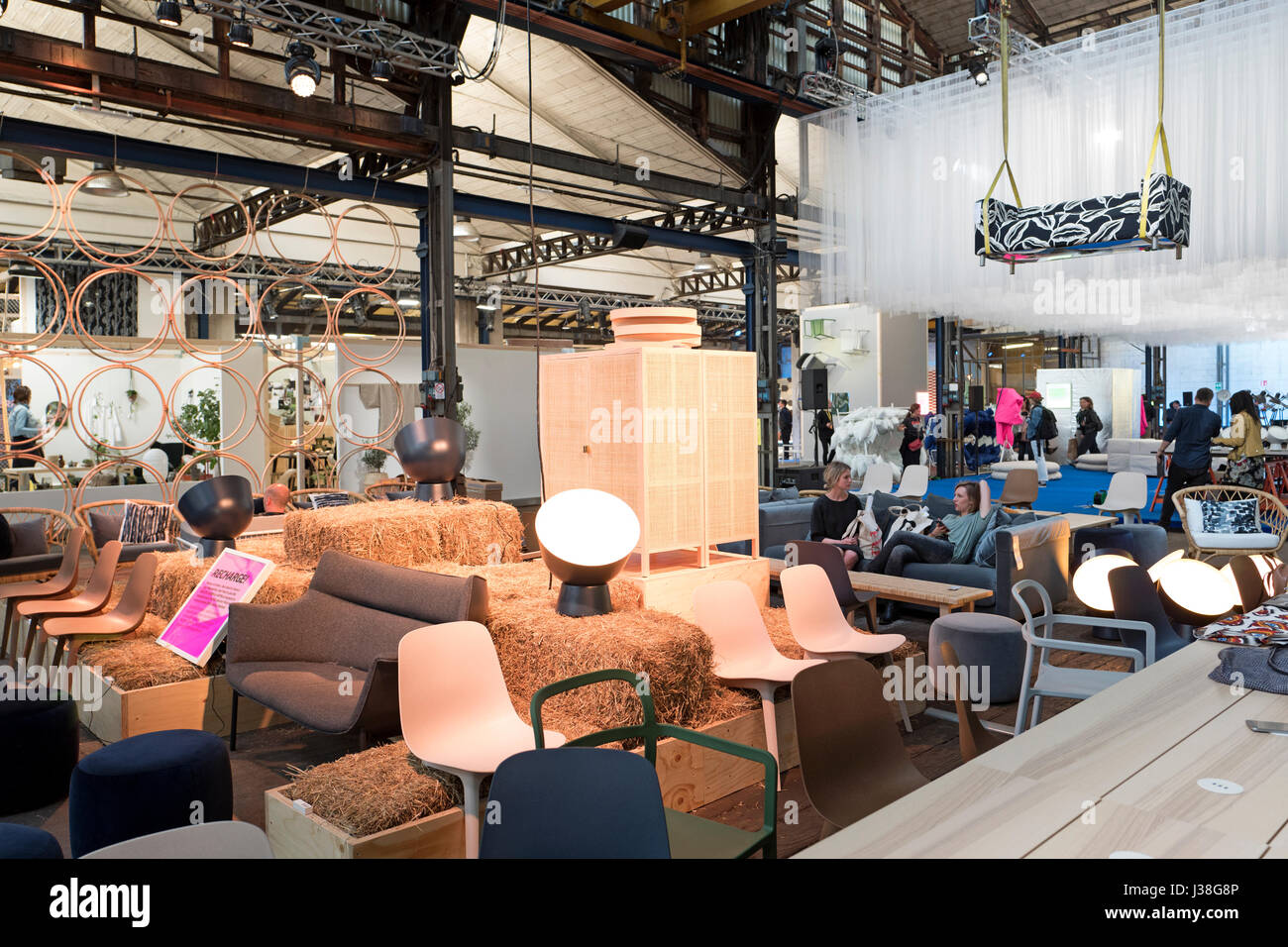 Sedie di design esposte al Salone Internazionale del Mobile di Milano. Foto Stock