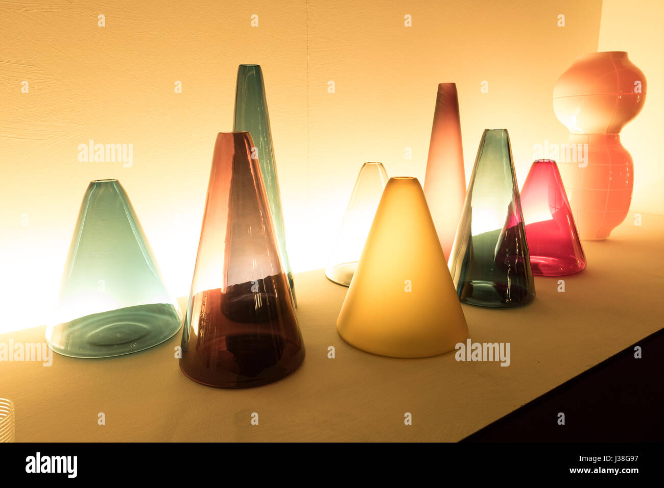 Installazione di luci interne esposte al Salone internazionale del Mobile di Milano, Italia. Foto Stock