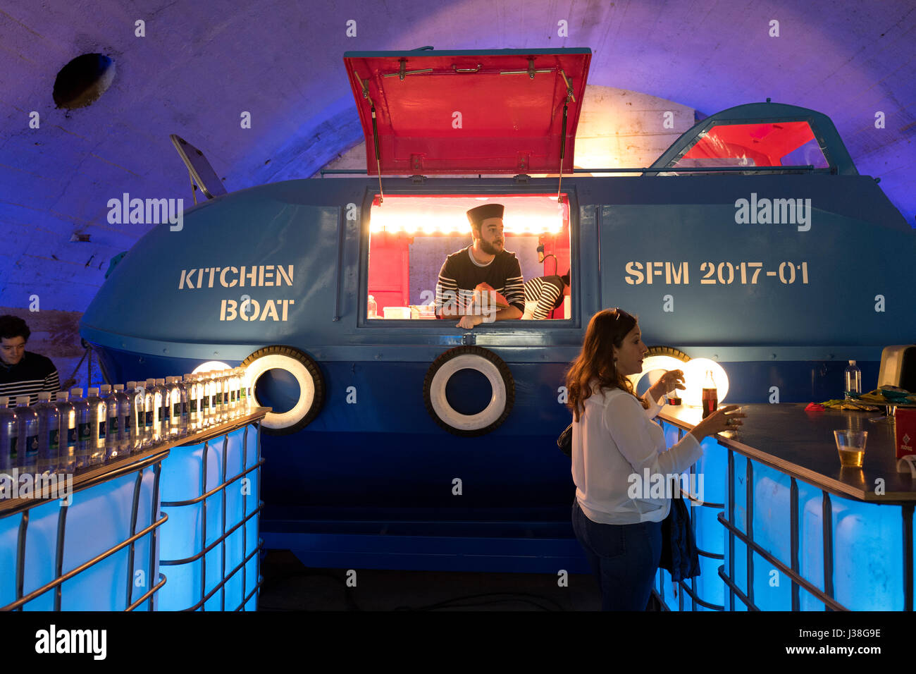 Cucina boat fast food al Fuori Salone in Centrale -Lambrate, durante il design internazionale equo, Salone del Mobile di Milano. Foto Stock