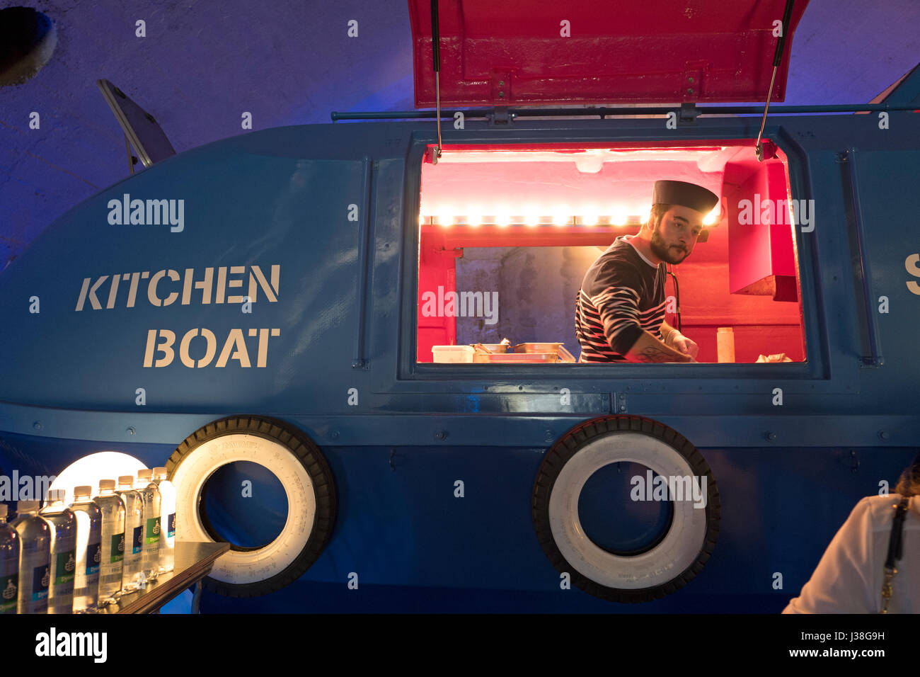Cucina boat fast food al Fuori Salone in Centrale -Lambrate, durante il design internazionale equo, Salone del Mobile di Milano. Foto Stock