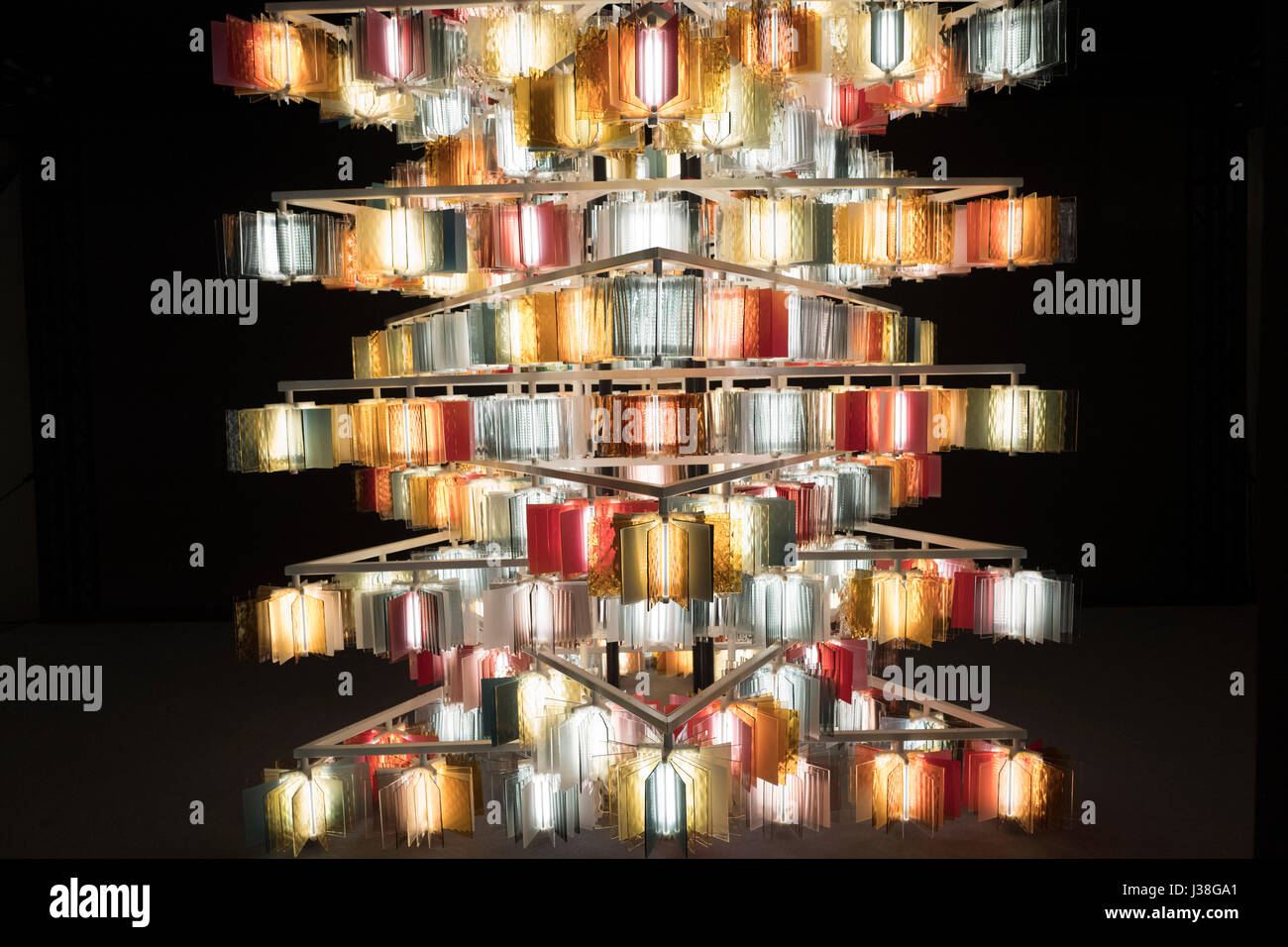 Installazione di luci interne esposte al Salone internazionale del Mobile di Milano, Italia. Foto Stock