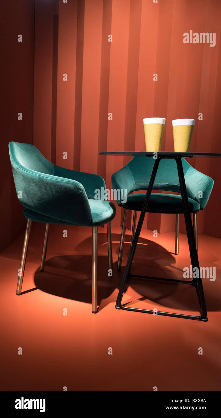 Sedie di design esposte al Salone Internazionale del Mobile di Milano. Foto Stock