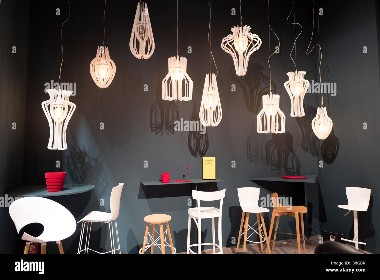 Sedie di design esposte al Salone Internazionale del Mobile di Milano. Foto Stock