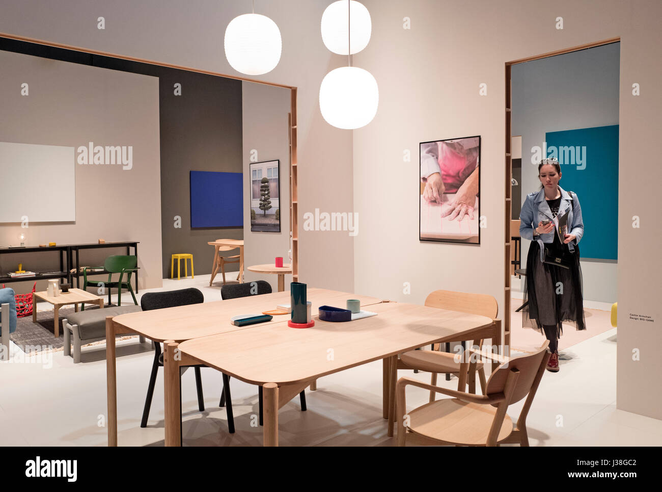 Sedie di design esposte al Salone Internazionale del Mobile di Milano. Foto Stock