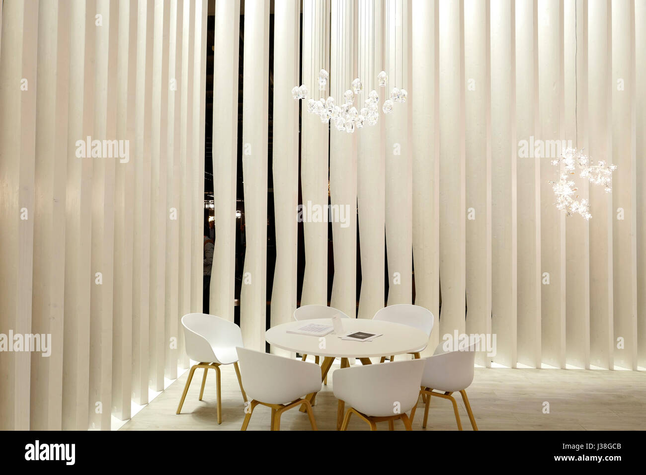 Sedie di design esposte al Salone Internazionale del Mobile di Milano. Foto Stock