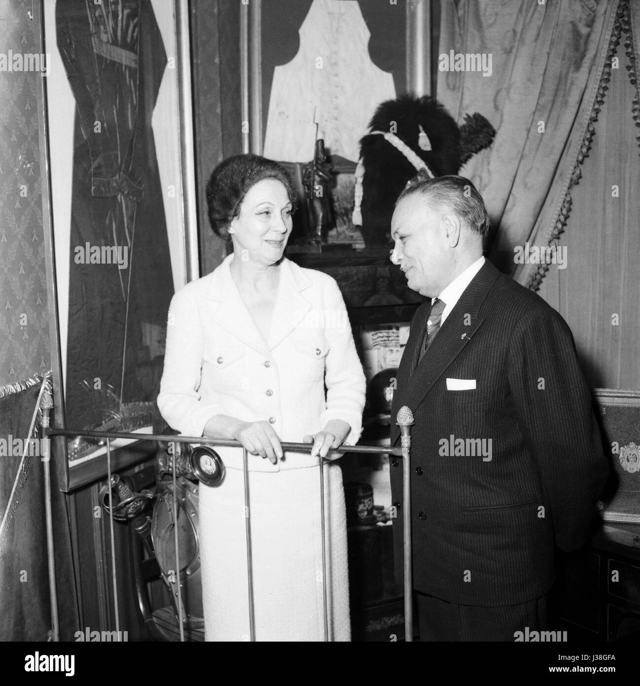Arletty e Raoul Rétif de la Bretonne, a casa di Georges Rétif de la Bretonne, fotografo, che aveva una importante collezione di oggetti dal periodo di ispirazione "IMPERO". c.1958 Foto Stock