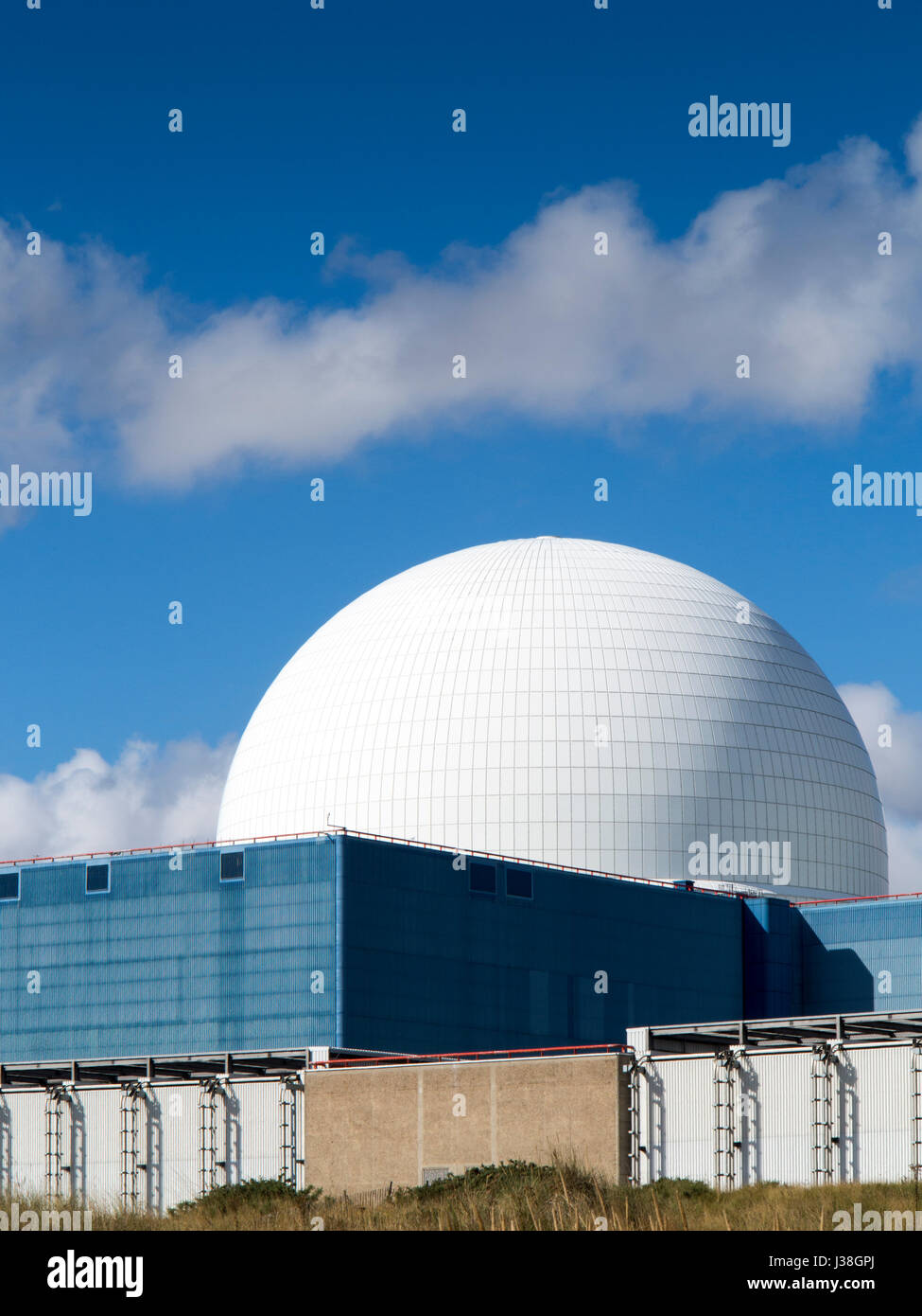 Chiudere shot della centrale nucleare di Sizewell B contro un cielo blu Foto Stock