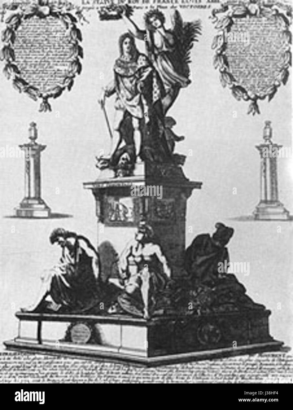 La statua Desjardins di Luigi XIV si trova in Place des Victoires a Parigi, Francia. Commemora il regno del Re Sole, Luigi XIV, ed è un monumento storico iconico che riflette il patrimonio reale francese e l'arte barocca. La statua si trova al centro della piazza, circondata dall'architettura classica francese. Foto Stock