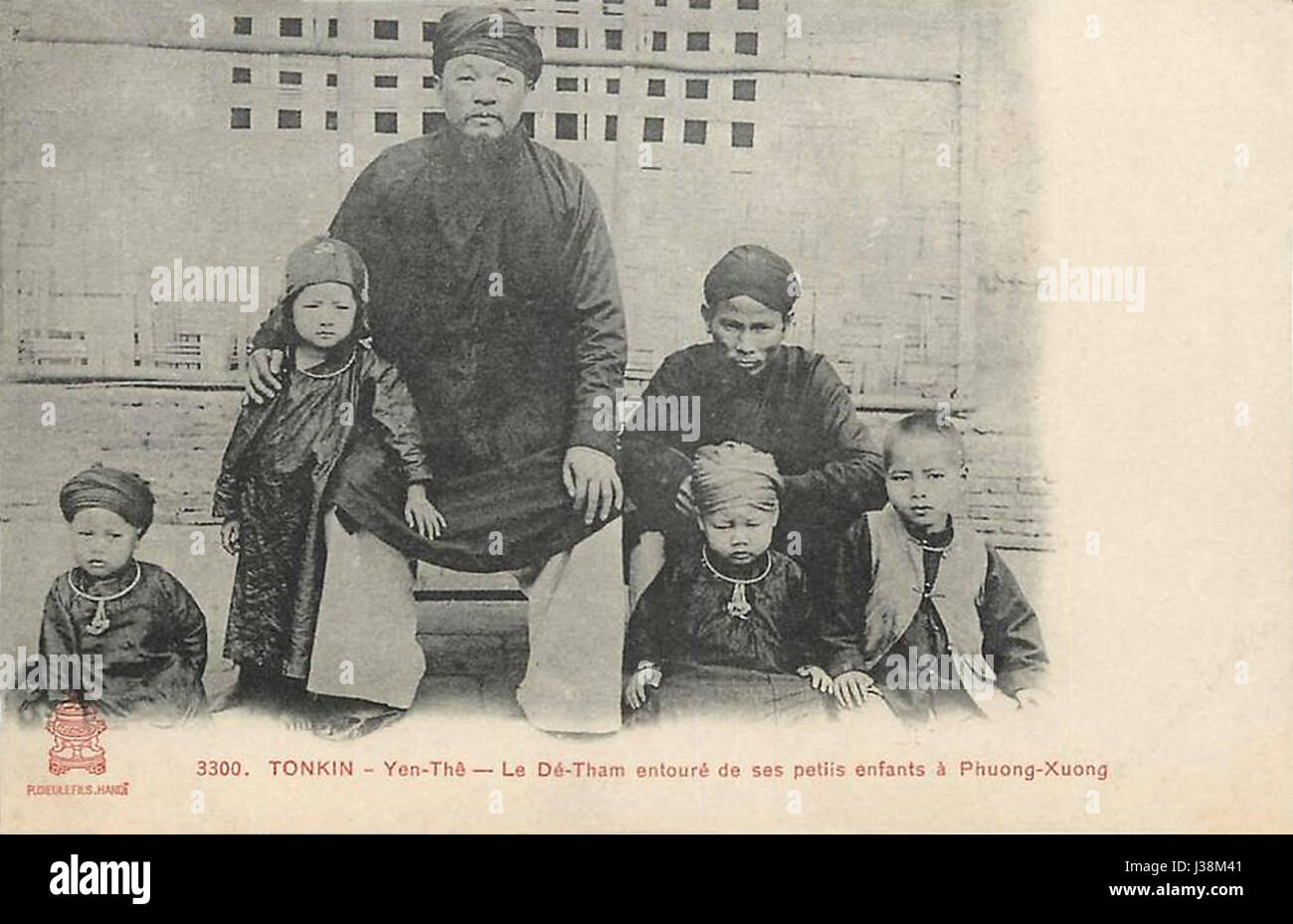 De tham et petits enfants è un titolo francese che si traduce in "di loro e dei bambini piccoli". Si riferisce a un'opera artistica o letteraria che ritrae le relazioni e le esperienze dei bambini, possibilmente in un contesto storico o culturale. Foto Stock