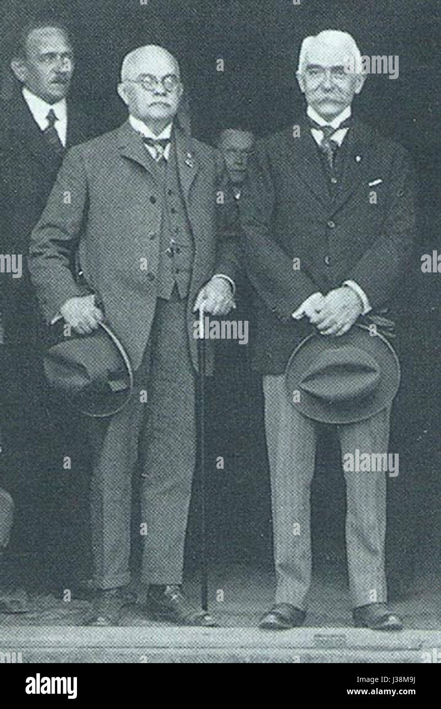Questo si riferisce a Pierre de Coubertin, il padre dei moderni Giochi Olimpici, e alla sua interazione con Guth nel 1925. L'anno segna un momento significativo nella storia olimpica, riflettendo sullo sviluppo e sulla portata internazionale dei Giochi. Foto Stock
