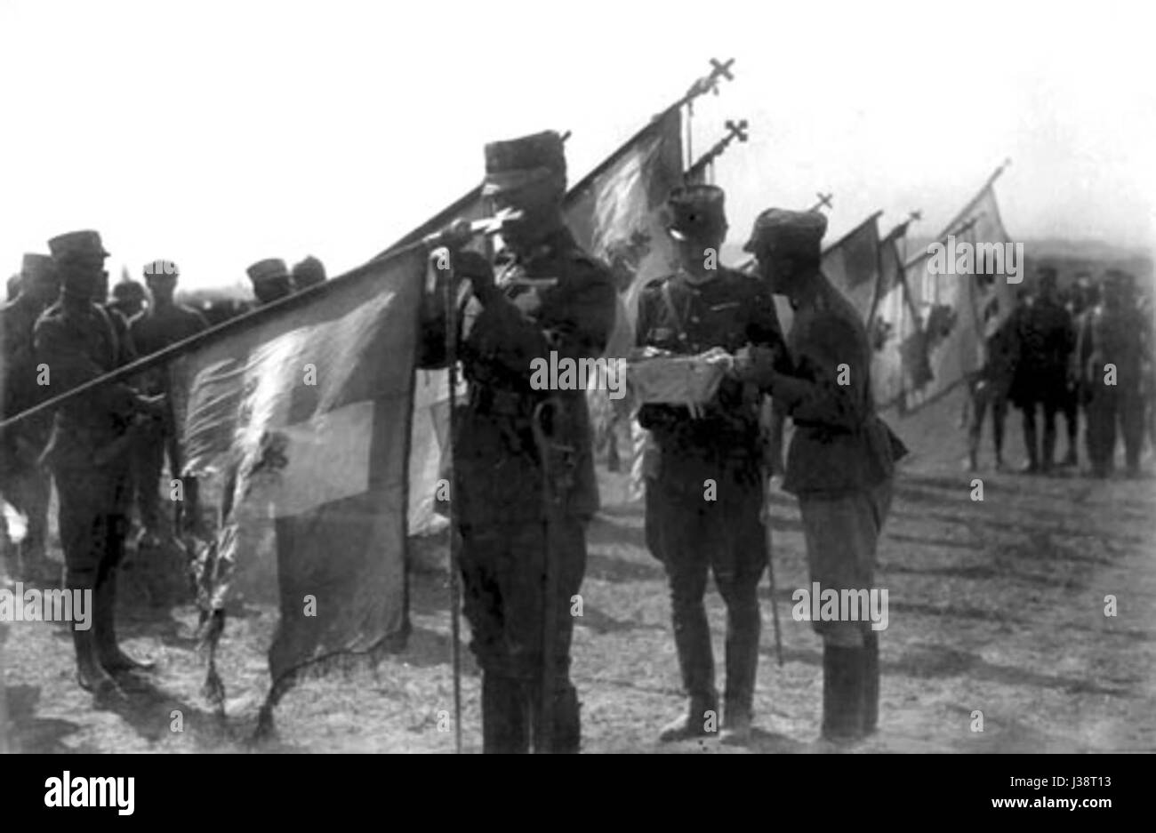 Quest'immagine raffigura Costantino i, l'imperatore bizantino, che decora una bandiera reggimentale con una medaglia. Simboleggia il coinvolgimento dell'imperatore negli affari militari e il suo riconoscimento del servizio dei soldati durante il suo regno. Foto Stock