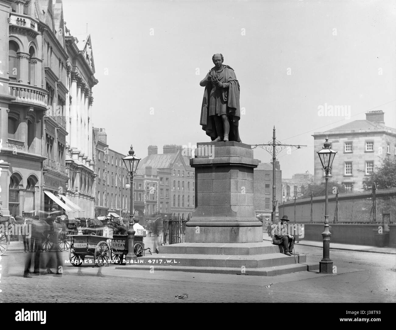 La statua di Thomas Moore, situata presso la National Library of Ireland, presenta un design intricato che incorpora elementi come corallo e rame. Simboleggia i contributi di Moore alla letteratura e alla cultura irlandesi. Foto Stock