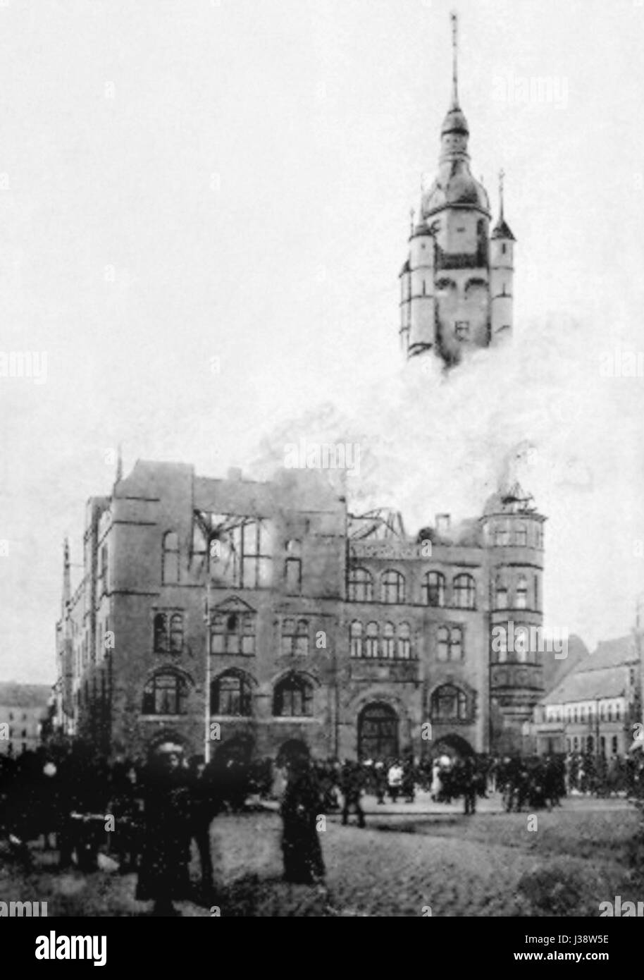 Questa immagine documenta l'incendio ("marca") che si è verificato al municipio ("Rathaus") a Dessau il 2 aprile 1910. L'incendio è stato un evento significativo nella storia del cityâ, che ha causato danni all'edificio municipale. L'evento riflette i rischi affrontati dalle aree urbane durante l'inizio del XX secolo, con incendi che erano comuni in molte città e città in quel periodo. Foto Stock Questa immagine documenta l'incendio ("marca") che si è verificato al municipio ("Rathaus") a Dessau il 2 aprile 1910. L'incendio è stato un evento significativo nella storia del cityâ, che ha causato danni all'edificio municipale. L'evento riflette i rischi affrontati dalle aree urbane durante l'inizio del XX secolo, con incendi che erano comuni in molte città e città in quel periodo. Foto Stock