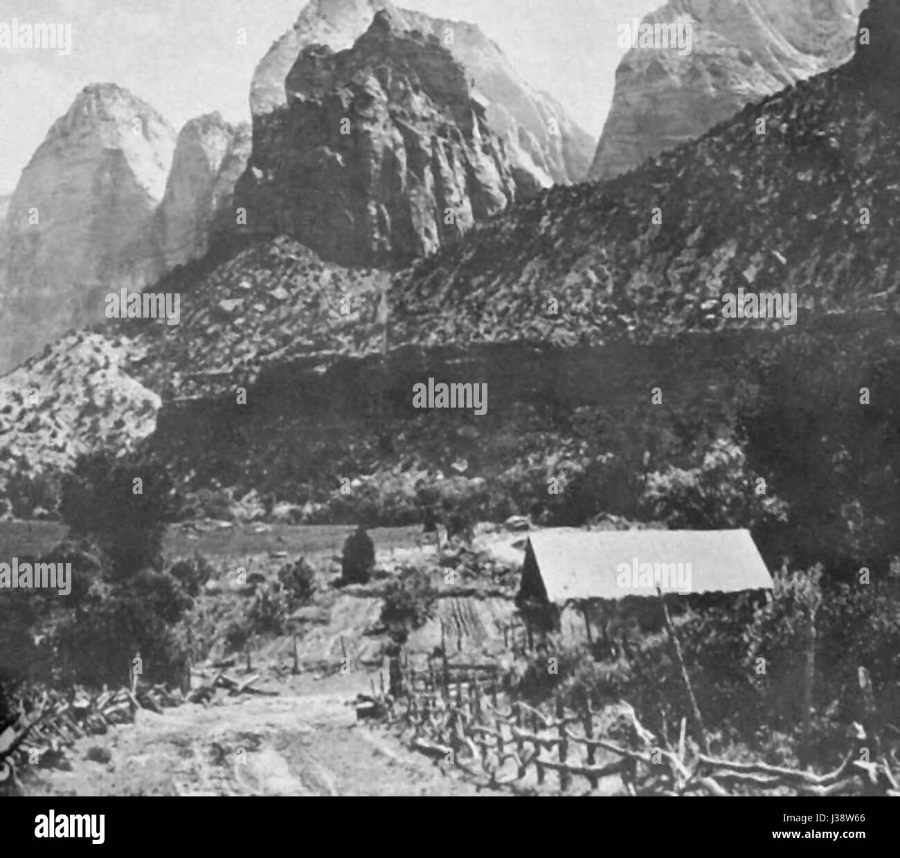Crawford Ranch, situato a Zion Canyon, Utah, è noto per i suoi paesaggi panoramici e il suo significato storico nel West americano. L'area è notevole per la sua bellezza naturale e per i legami con il primo sviluppo della regione. Foto Stock