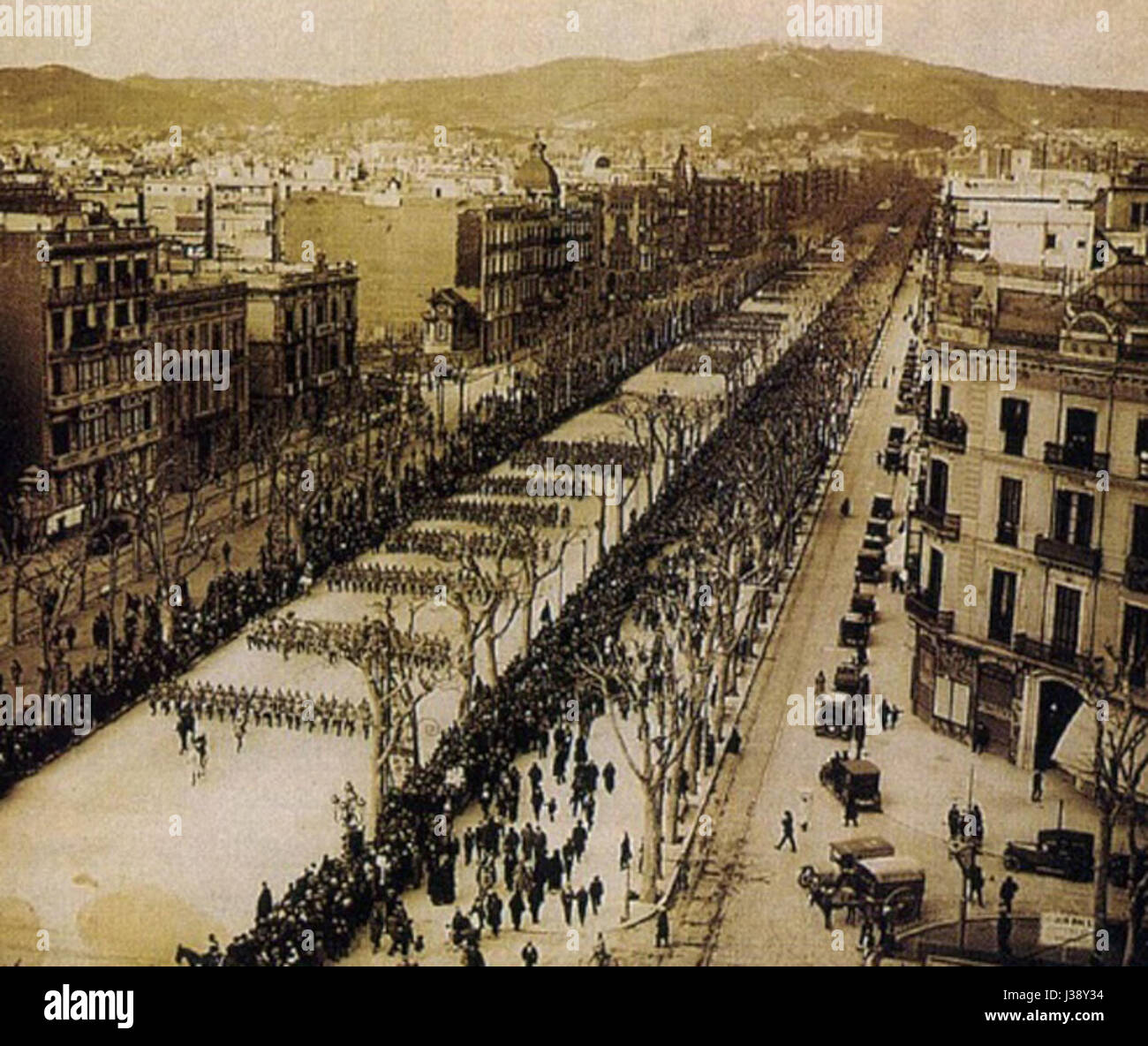 La Desfile Militar del 1925 a Paseo Gracia a Barcellona fu una parata militare che commemorava i successi militari della Spagna. Mostrava la forza militare spagnola e l'orgoglio, con soldati e unità militari in uniforme. Foto Stock