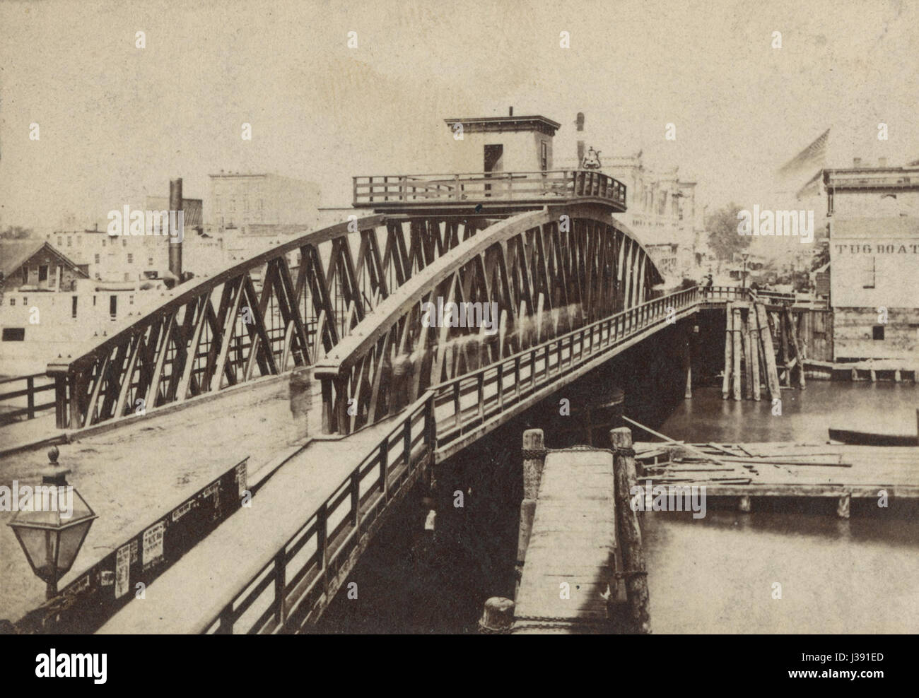 Il Clark Street Bridge di Chicago, costruito intorno al 1863, è una struttura storica che attraversa il fiume Chicago. Questo titolo si riferisce probabilmente ai suoi primi anni e al suo significato come parte dello sviluppo della città. Foto Stock